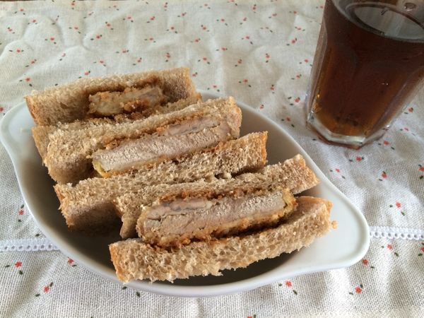 將吐司對切後，清爽的低油豬排三明治就完成了。