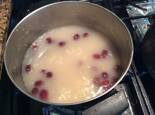 作法非常簡單，薏仁洗淨後浸泡過夜。然後與蓮子加水熬煮，煮至蓮子酥軟後才加紅棗及冰糖。紅棗若是有核的要先去掉核。有核的紅棗較燥熱。