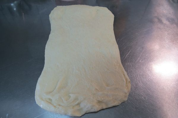 50分鐘後，把麵團翻面，再稍微拉成長方型