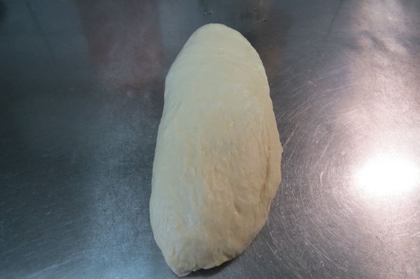 先對折整個麵團後稍微揉成長條狀後再直放