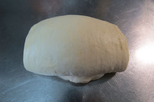 再輕柔的將麵團捲起，放入吐司模內，進行最後的發酵程序