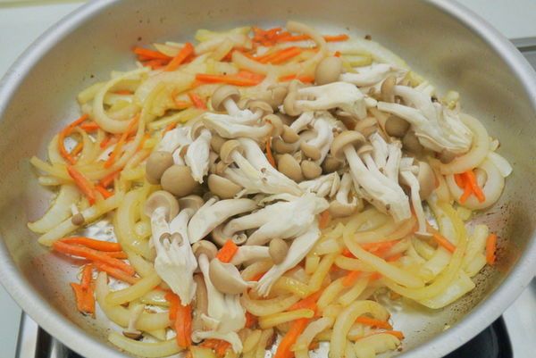 加入鴻喜菇拌炒至香味傳出，再放入鹽巴、醬油、開水炒至香味再次傳出。