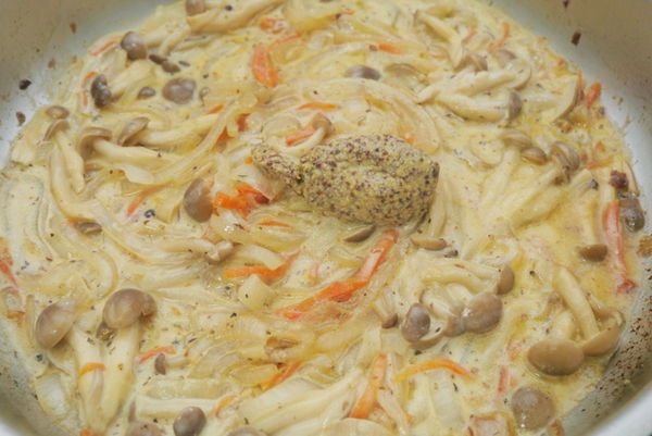 熄火，放入黃芥末籽翻炒均勻（試試味道，如果太濃加入開水，不夠鹹再加入鹽巴）。