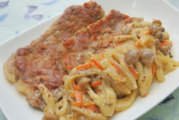 先將豬排盛盤後，再淋上作法（7）即完成。