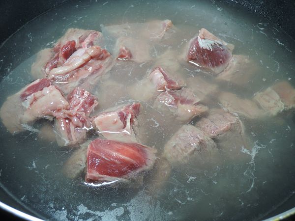 牛腩切塊，先入熱水川燙洗淨