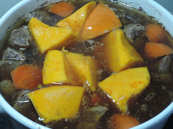 加入帶皮的南瓜塊，再煮15分即可