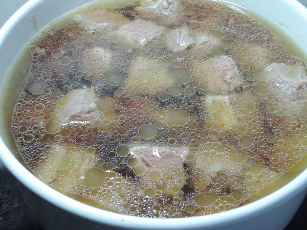 水加至醃過肉，並加入調味料，煮滾後轉小火慢燉60分