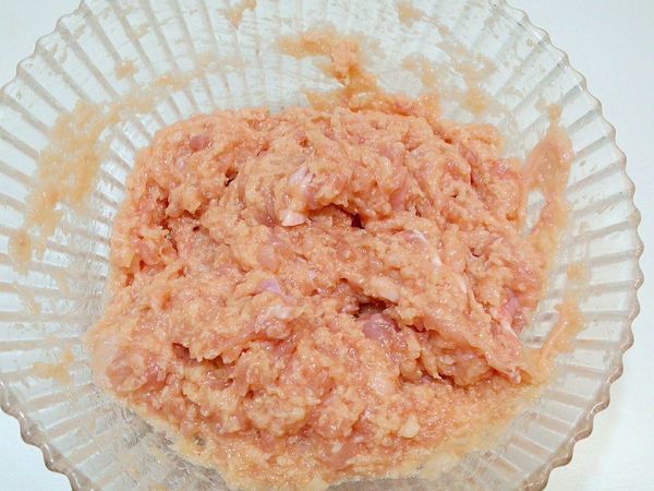 雞絞肉和醃漬材料全部拌到黏性出來