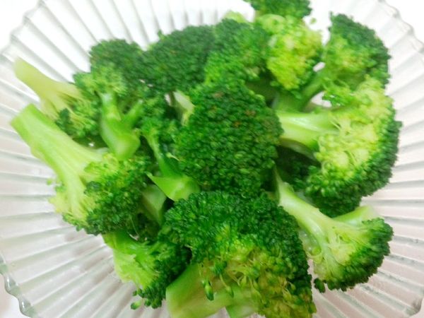 花琊菜切小塊,放入加鹽滾水中燙熟即可撈起來備用