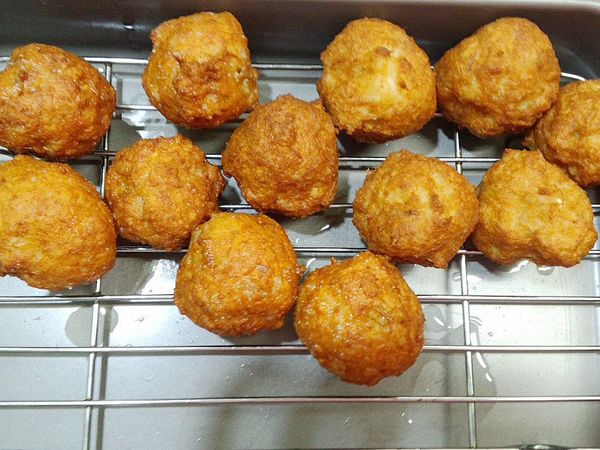 手抹點油,將雞肉泥用手做出小肉丸後放入油鍋中低溫油炸到成金黃色