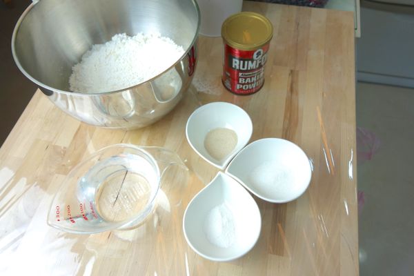 將麵粉、乾酵母、泡打粉、白糖放入容器內,將250C.C.的水直接沖到乾酵母上！
