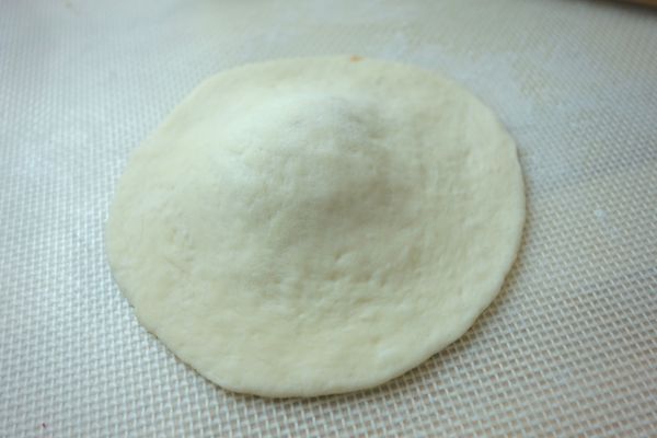 攪拌成塊,用手揉搓成團狀.