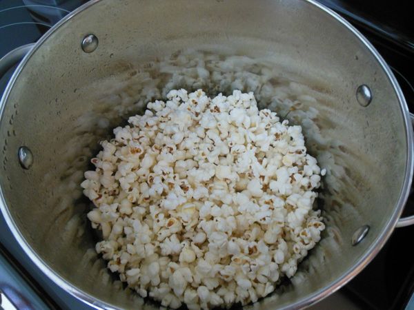 在大鍋中以中大火燒熱沙拉油，待油熱時可丟入一兩粒玉米粒，等到鍋中的玉米粒爆開時，再把剩餘的玉米粒倒入，搖晃鍋子讓玉米粒都均勻沾到沙拉油，蓋上鍋蓋並把火轉小，玉米粒在爆的中途可搖動鍋子數次，待爆開的聲音完全靜止時即可開蓋。