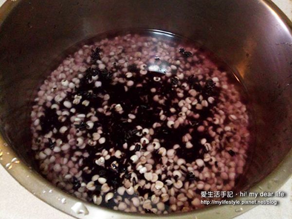 先將一杯薏仁泡軟、加入黑米兩杯，加水。用電鍋煮熟。