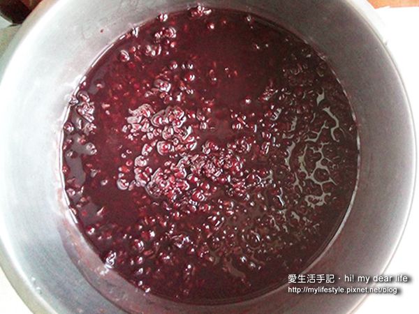 等待電鍋跳起時，紅豆湯加入黑糖煮熟。