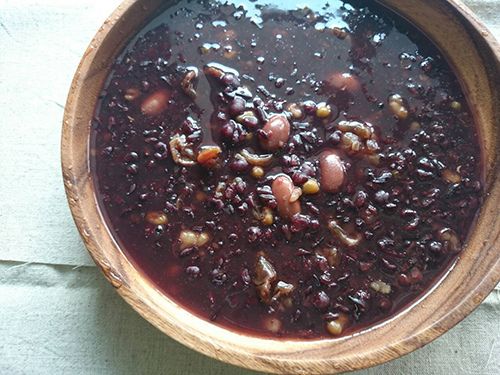 電鍋跳起後，將兩碗倒入一起，加入龍眼煮五分鐘。