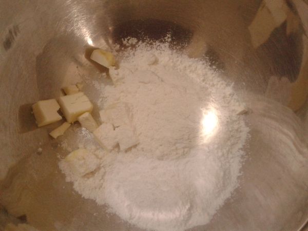 起酥油切塊，加入低筋麵粉和糖霜。