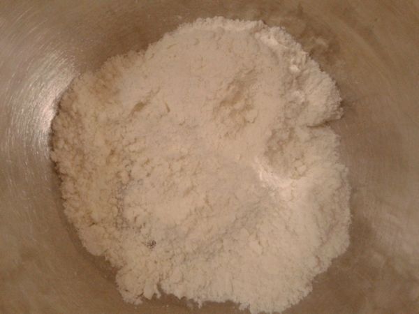 用手指捏合粉和黃油，呈現粗玉米粉的狀態。