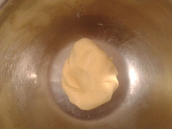 加入蛋黃，揉成麵團。