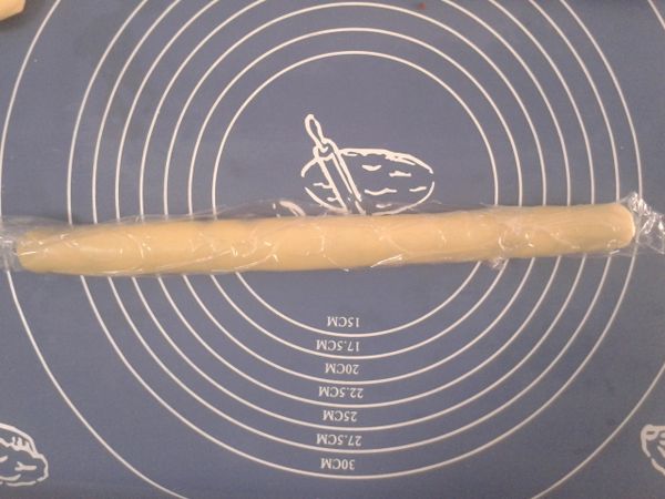 將豆沙餡兒包裹起來，包上保鮮膜，放入冰箱1小時。