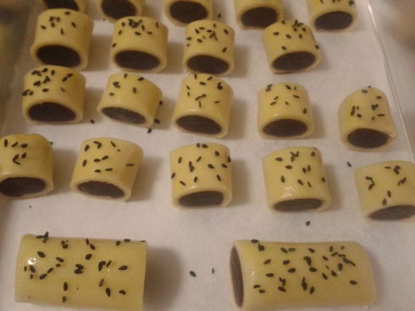 塗上蛋黃液，撒上芝麻。