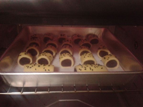 烤盤放進預熱好的烤箱，200度烤4-5分鐘，然後轉170度烤10-15分鐘到表面金黃色即可出爐。