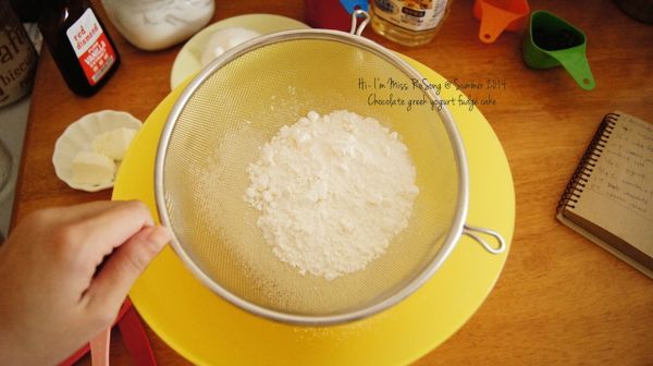 預先混合奶油乳酪與糖粉，攪拌均勻後放入保鮮盒中，冰入冷凍約1小時。
1小時候，烤箱以180℃ (350℉) 預熱，低筋麵粉過篩備用。