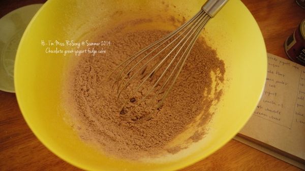 接著將砂糖，可可粉，泡打粉和鹽倒入過篩的麵粉中拌勻。