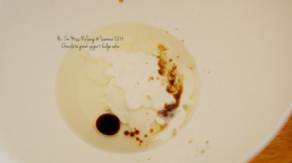 將優格，菜籽油以及香草精均勻混合。