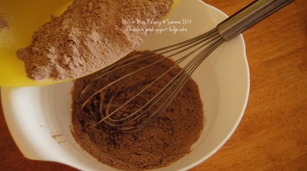 將混合的麵粉倒入步驟3的濕性材料內並攪拌均勻