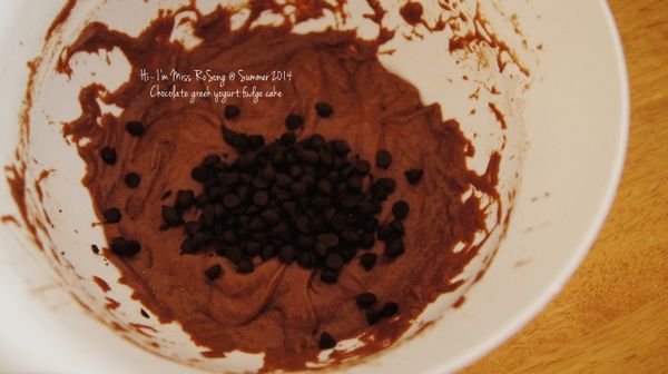 最後加入巧克力豆用刮刀拌勻。