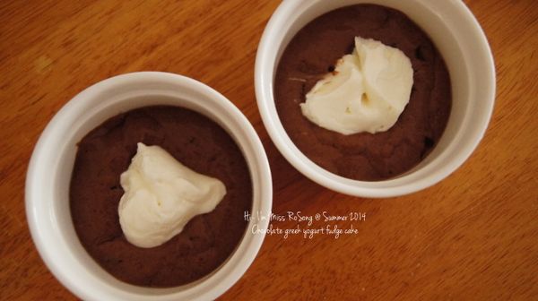 取出冷凍的奶油乳酪，均勻分成兩塊，將巧克力麵糊填入烤模1/3的高度，兩杯麵糊內各放入一塊奶油乳酪，再倒入剩下的麵糊將烤模填至9分滿，輕敲烤模讓空氣排出，送入烤箱烤25~30分鐘