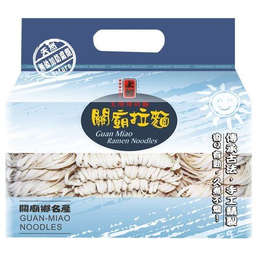 熱水燒開後，加入關廟麵1球煮熟，撈起瀝乾。