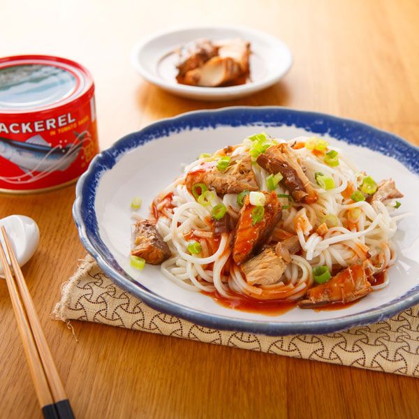 打開茄汁鯖魚罐頭，取出一半的鯖魚肉弄碎，把適量的茄汁鯖魚湯汁淋到煮好的關廟麵上，接著灑上魚肉、蔥花即可。不夠鹹的話，可再入少許醬油調味。