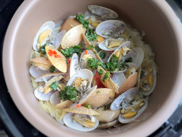 待提示聲響起後，在鍋中直接加入黑胡椒、鮮奶油、九層塔碎拌勻，即可完成