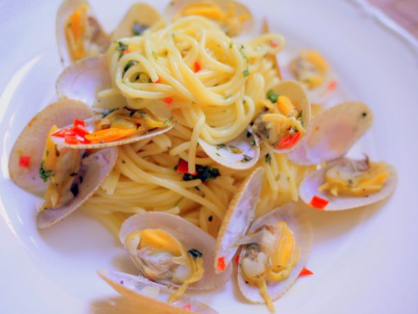 盛盤後，撒上些許蘿勒葉點綴即可上桌囉～