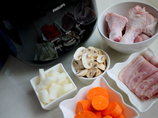 準備食材：雞腿(對半切)、紅蘿蔔(切大塊)、洋蔥片、蘑菇片、培根片(剪大片)