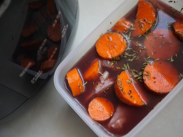 醃雞腿24小時：將雞腿&amp;紅蘿蔔塊放入盒中，倒入紅酒蓋過食材，加入粗粒黑胡椒&amp;百里香，保鮮膜封住，放入冰箱，讓食材入味