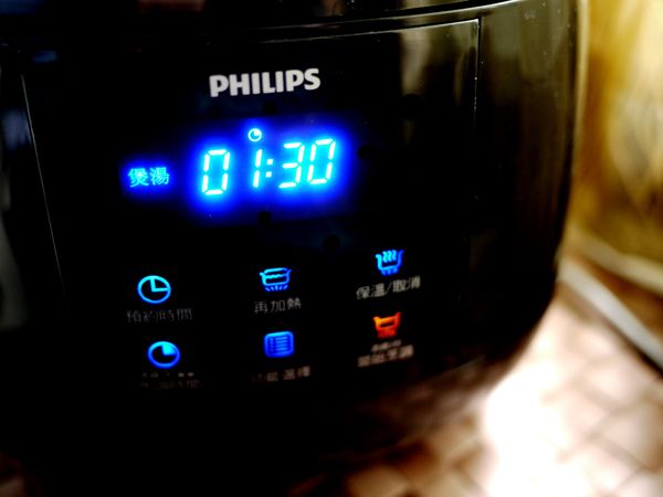 選擇「煲湯」功能，時間設定1小時30分鐘，再按下「開始烹調」