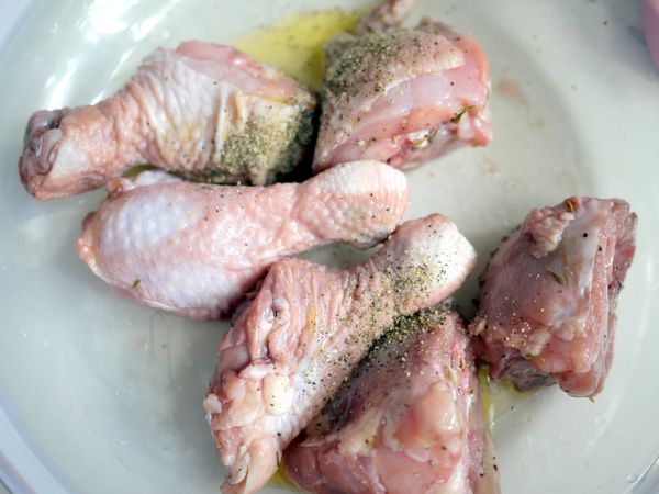 取出用紙巾拭乾，抹上橄欖油、海塩、黑胡椒粉，充份按摩