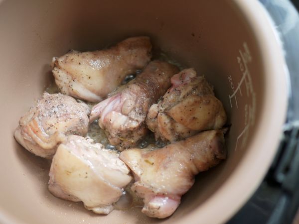 加熱約５分，直接放入雞腿乾煎