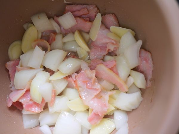 加入洋蔥丁、培根片、大蒜片炒香後