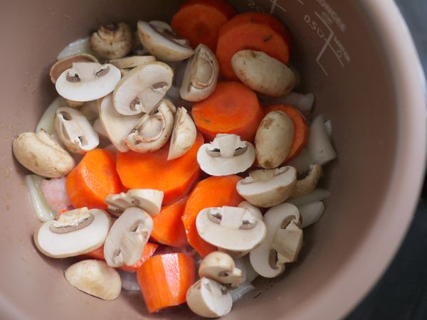 再倒入紅蘿蔔、蘑菇拌炒2~3分鐘