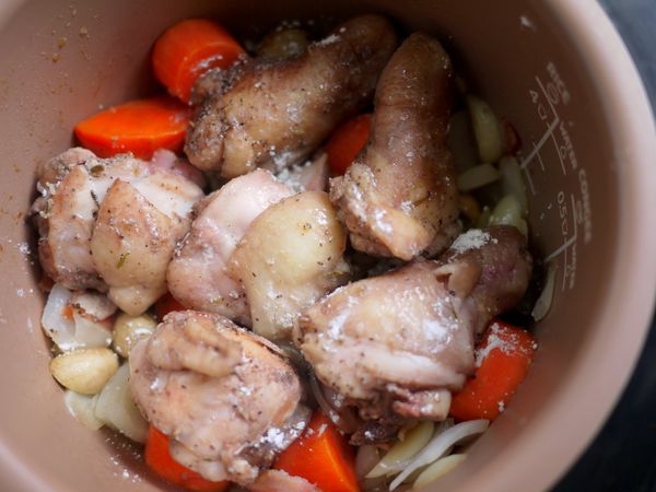 在雞腿表面各撒上些許麵粉拌勻