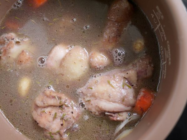 倒入原本醃漬食材的紅酒醬汁＆雞高湯(有加塩)