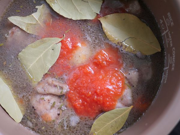 加入月桂葉、蕃茄糊後蓋上鍋蓋煲湯