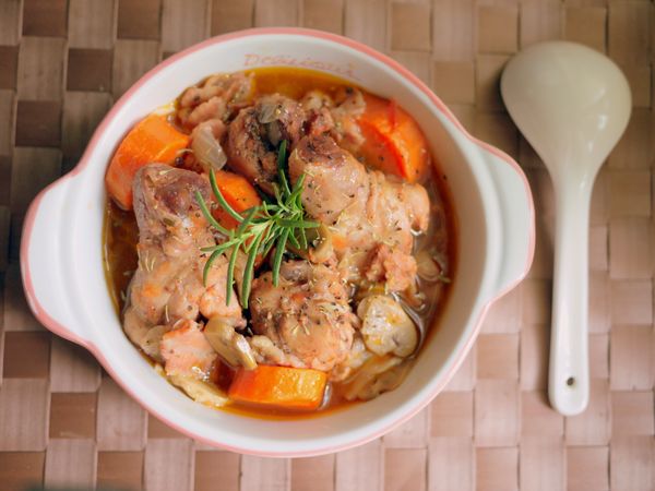 盛碗後，撒上百里香、黑胡椒粒即可上桌囉！