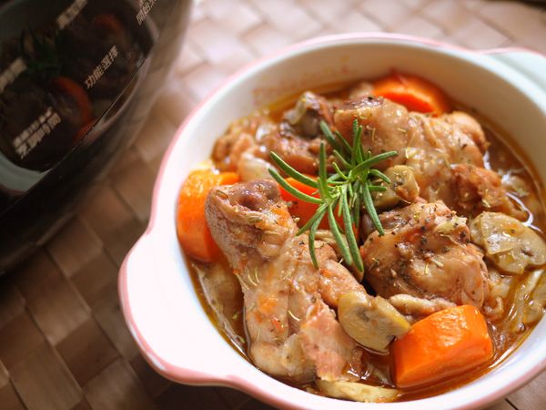 就算是不太容易的「Coq au Vin紅酒燉香雞」，使用微電鍋，輕鬆one touch，就可以有美味料理上桌