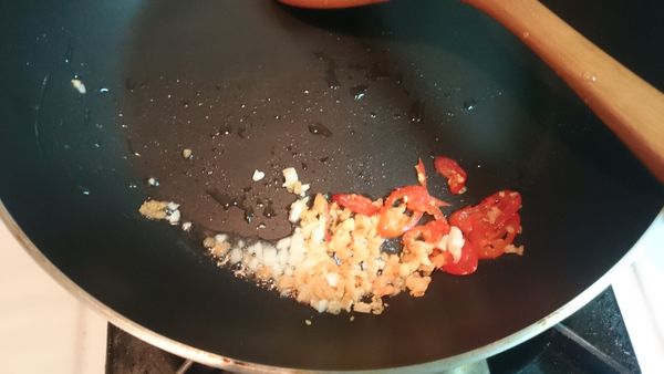 起鍋熱油，爆香蒜頭、蝦米、辣椒，再倒入調過的蝦膏、空心菜梗（炒到梗有點透明），再放入空心菜葉。淋入剛剛調好的醬汁，扮炒均勻，取魚露調味，試味，起鍋。