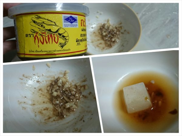 取一小碗，放入一半的大蒜末、紅蔥頭末、蝦膏1小匙、沙拉油1小匙（足以攪拌、融化蝦膏即可），攪拌均勻。另取一小碗，砂糖1匙、蠔油1匙、泡過蝦米的水、少許高湯（圖片裡的冰塊為高湯塊），攪拌均勻。